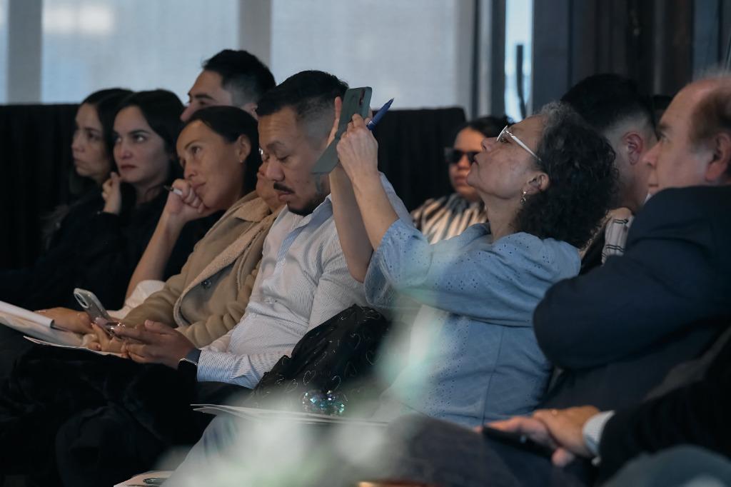 Asistentes capturando momentos